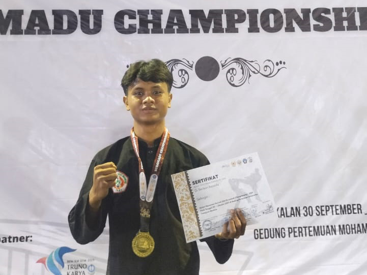 mahasiswa stkip al hikmah Juara Harapan 1 pencak silat suramadu surabaya